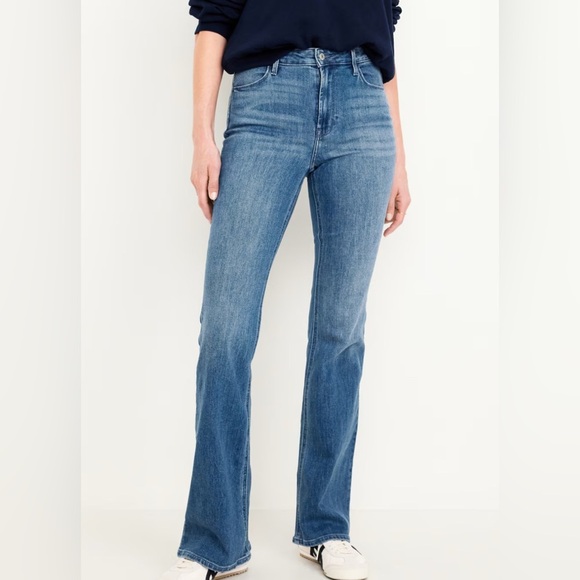 Old Navy Women’s High-Waisted Wow Flare Jeans - Size 6 - Picture 2 of 4